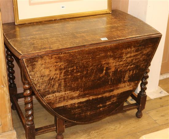 An oak gateleg table, W.105cm